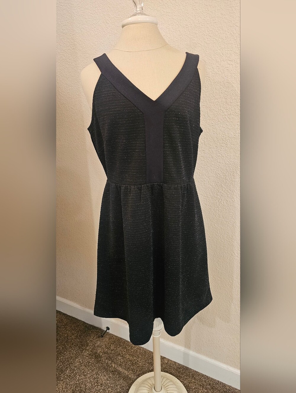NWT MAURICES Short V neck Sleeveless Cocktail Party Dress Black Shimmer Large